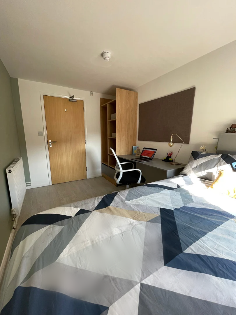 Queens Court bedroom photo