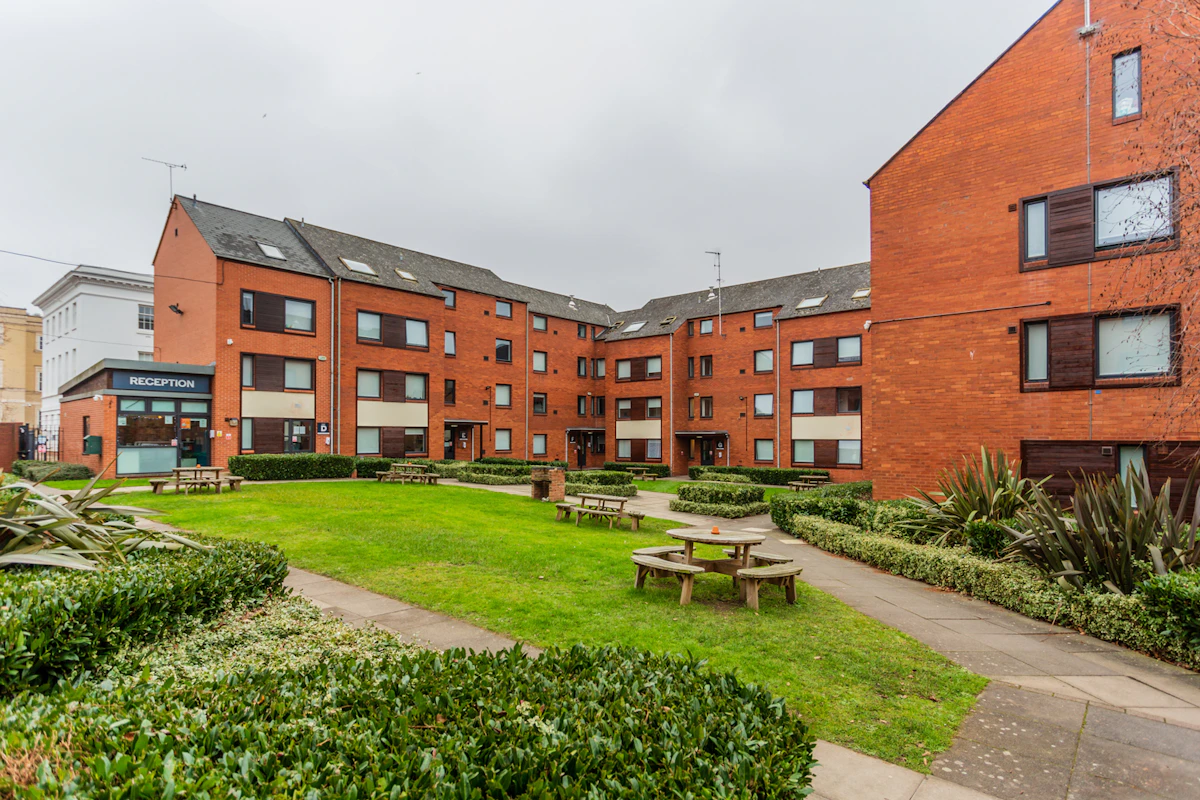 Regents court Courtyard HLP R 220125 5016